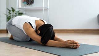 Posturas básicas de yoga en el suelo