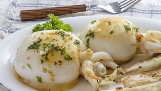 Sepia con judías verdes y queso feta