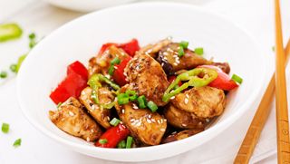 Wok de pavo con verduras y frutos secos